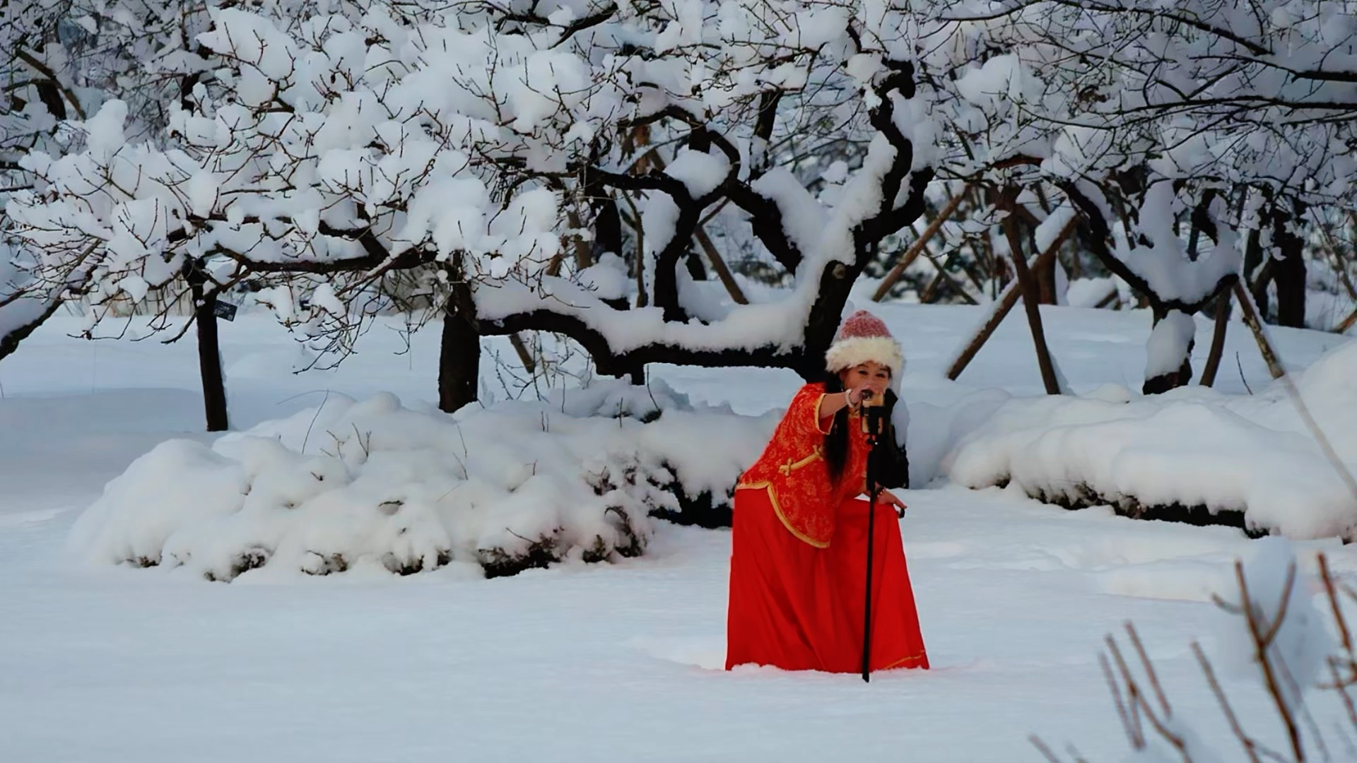 休言女子非英物，一袭红衣尽风华.摄影泰山缘