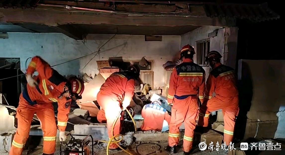 半挂车撞塌民房墙壁 消防员到场救出屋内六旬老人