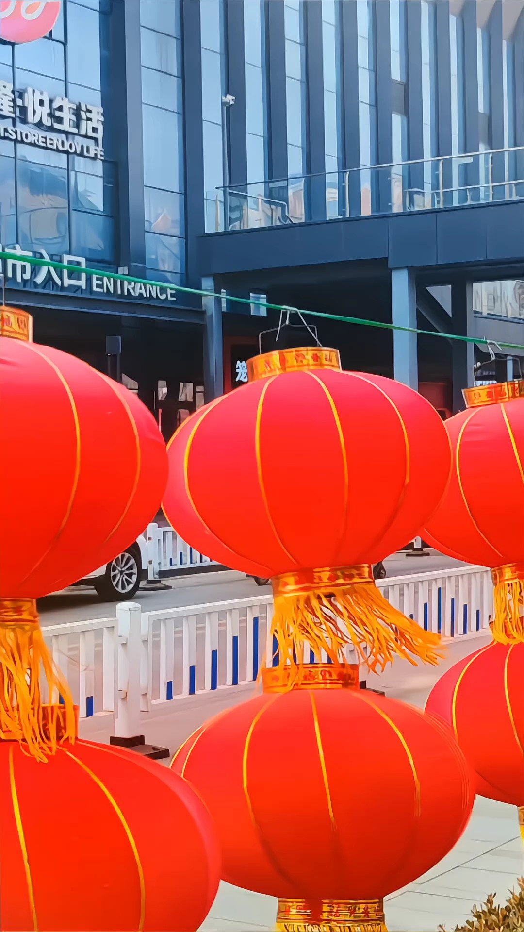 大红灯笼高高挂，喜气洋洋迎新年