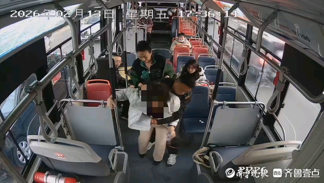 乘客坐公交时吃东西卡住喉咙，济南公交司机上演教科书式救助