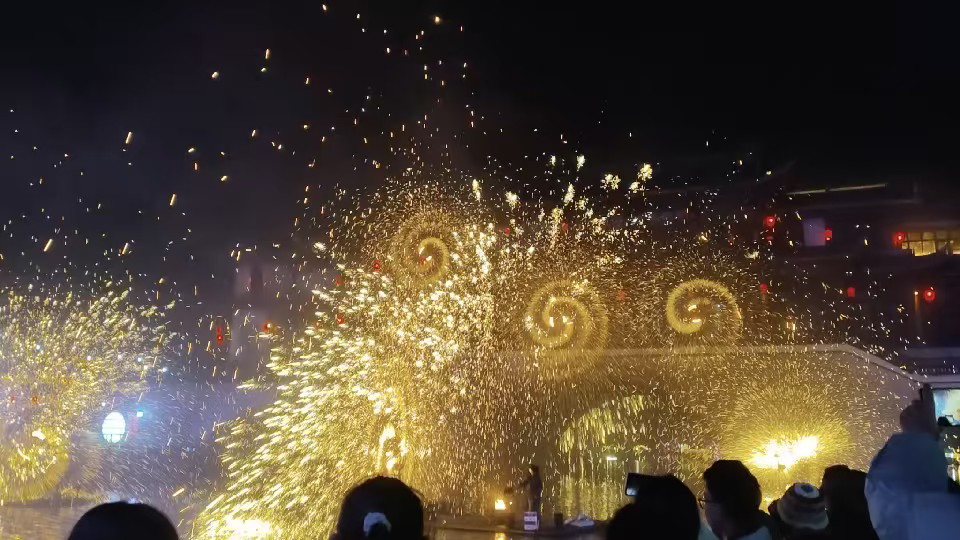 虽然从不去亲自燃放烟花爆竹但打心里有一种莫名其妙的喜欢与兴奋