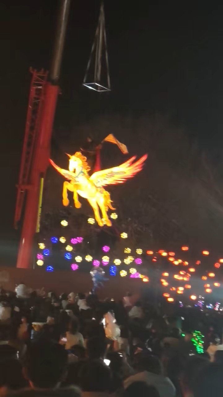 快来仙境过大年吧，特热闹，上演天马行空天女散花大秧歌展等节目