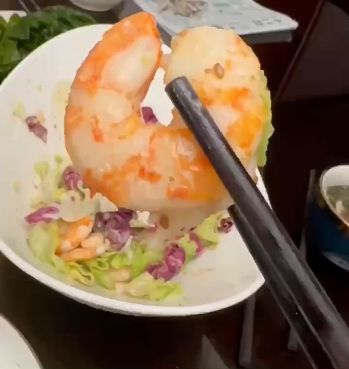 年就这样走了相信每个人都开始重视减肥，那么虾仁蔬菜沙拉是首选