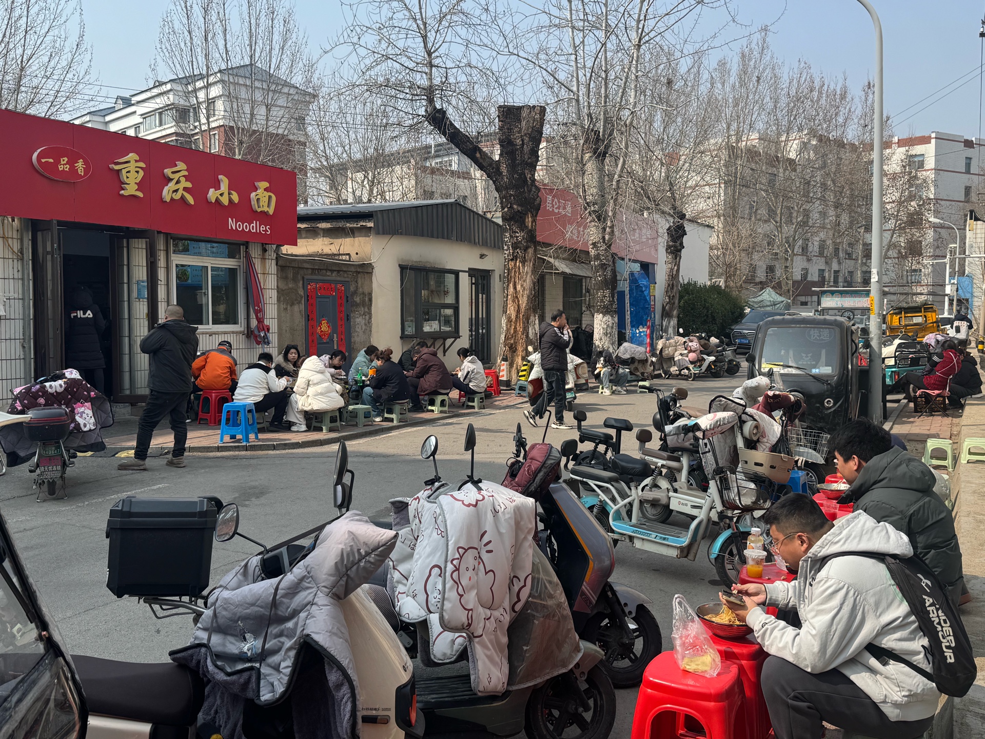 果然视频|食客坐路边直接开吃，济南七里山这家面馆火了