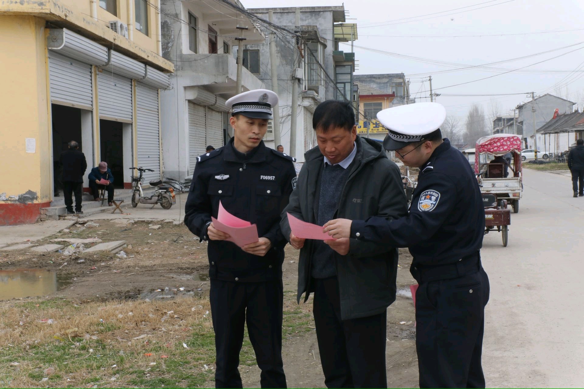 定陶区交管大队开展“护航春耕”交通安全宣传活动