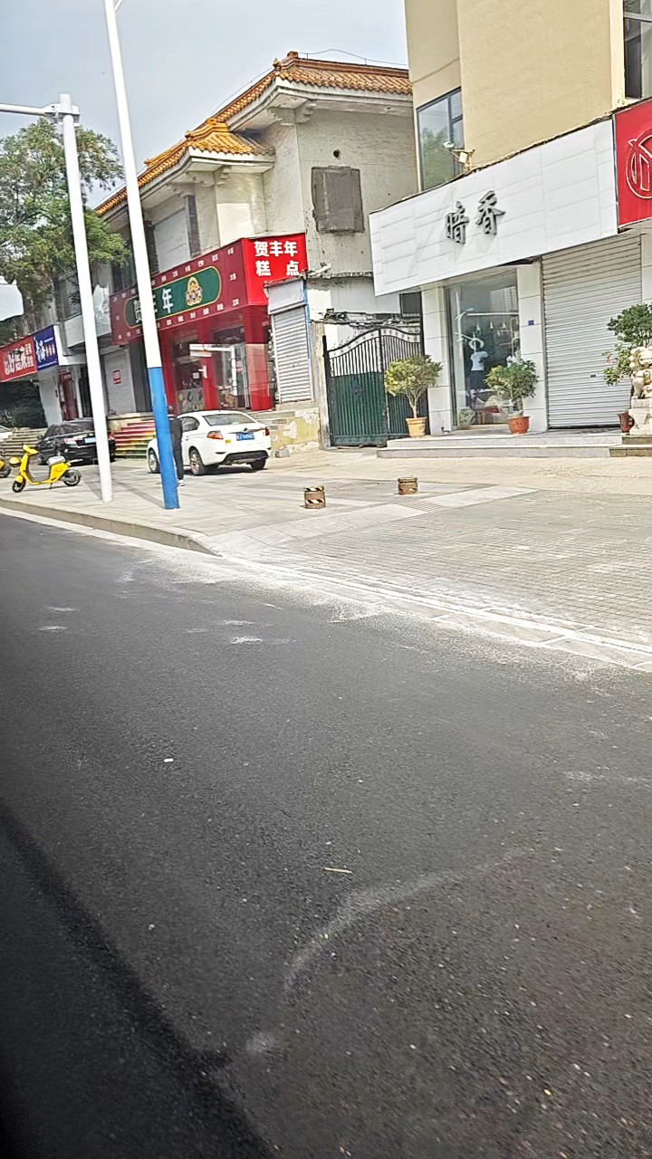 改路后，岱庙遥参亭前设置了红绿灯
