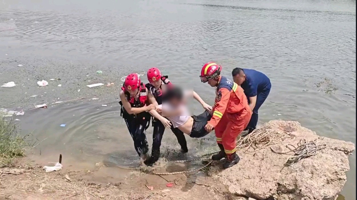 果然视频|男子落水出现昏迷，消防员急救令其转危为安