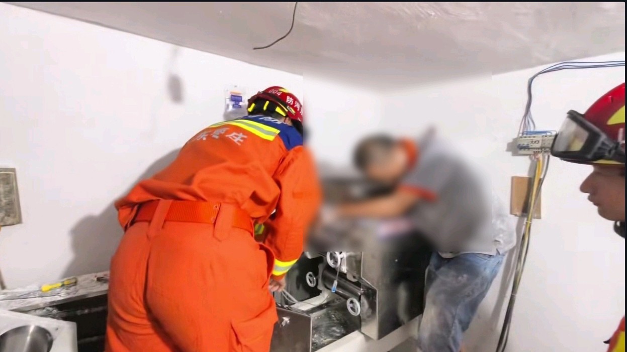 果然视频|男子被面条机“咬”住手臂，消防员紧急救援