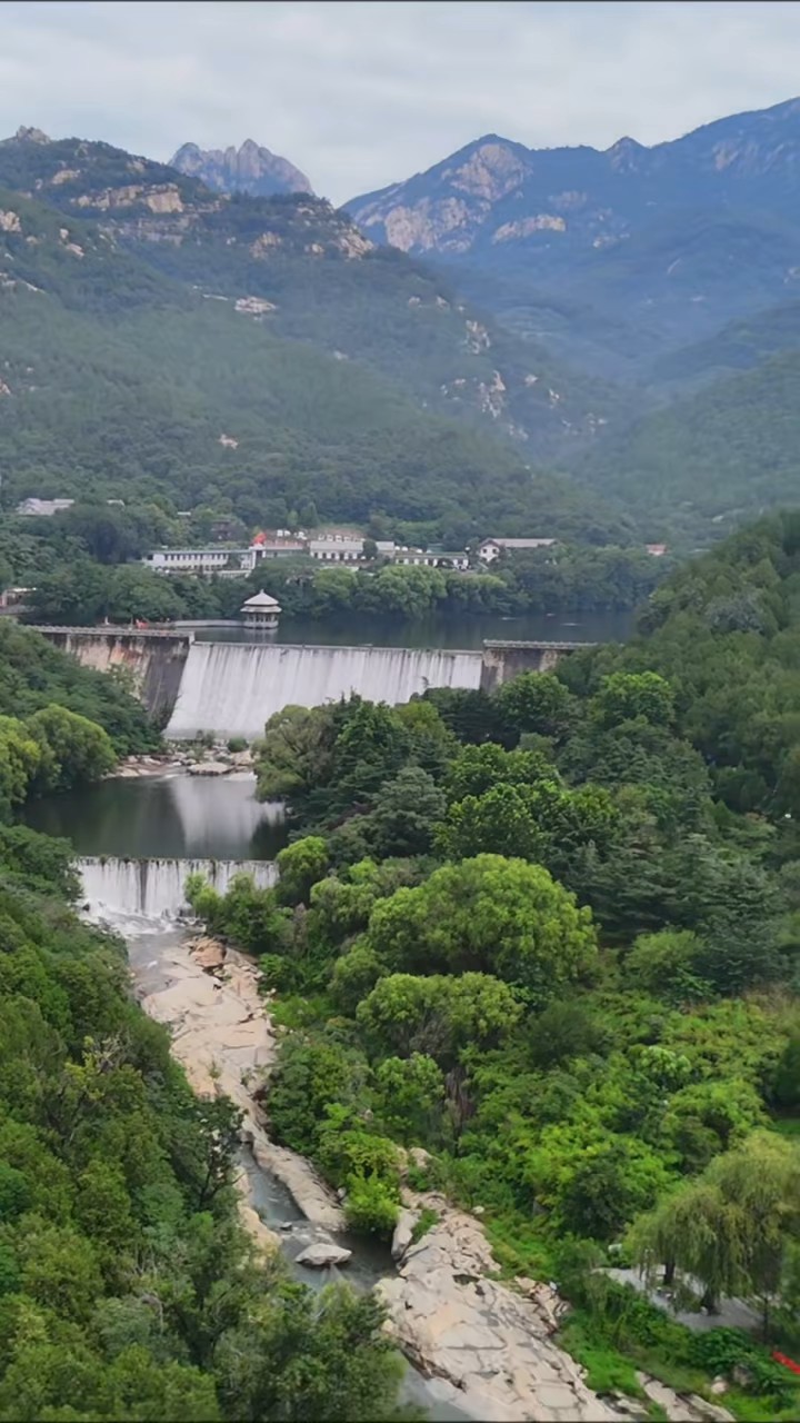 秀山东|泰山黑龙潭,雨沛雾绕,飞瀑如龙,山水空蒙/张捷