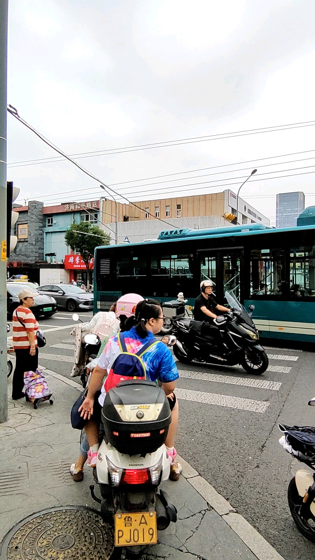七月廿八日上午山大路，天气阴沉欲下雨，道路通畅。