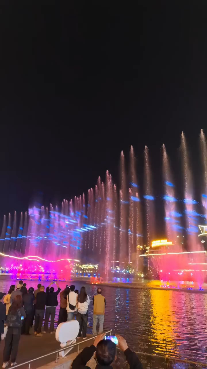 晚上的音乐喷泉真好看，水柱跟着节奏跳，心情都轻松了