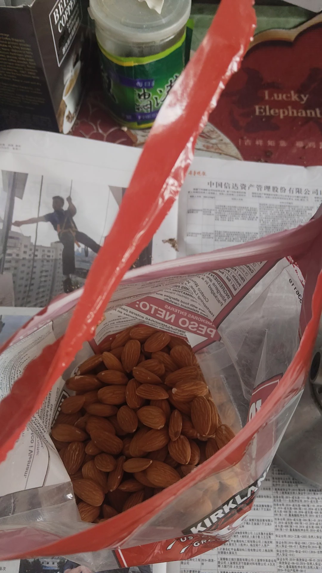看我在家将杏仁和亚麻籽加工成粉的现场，很有成就感。