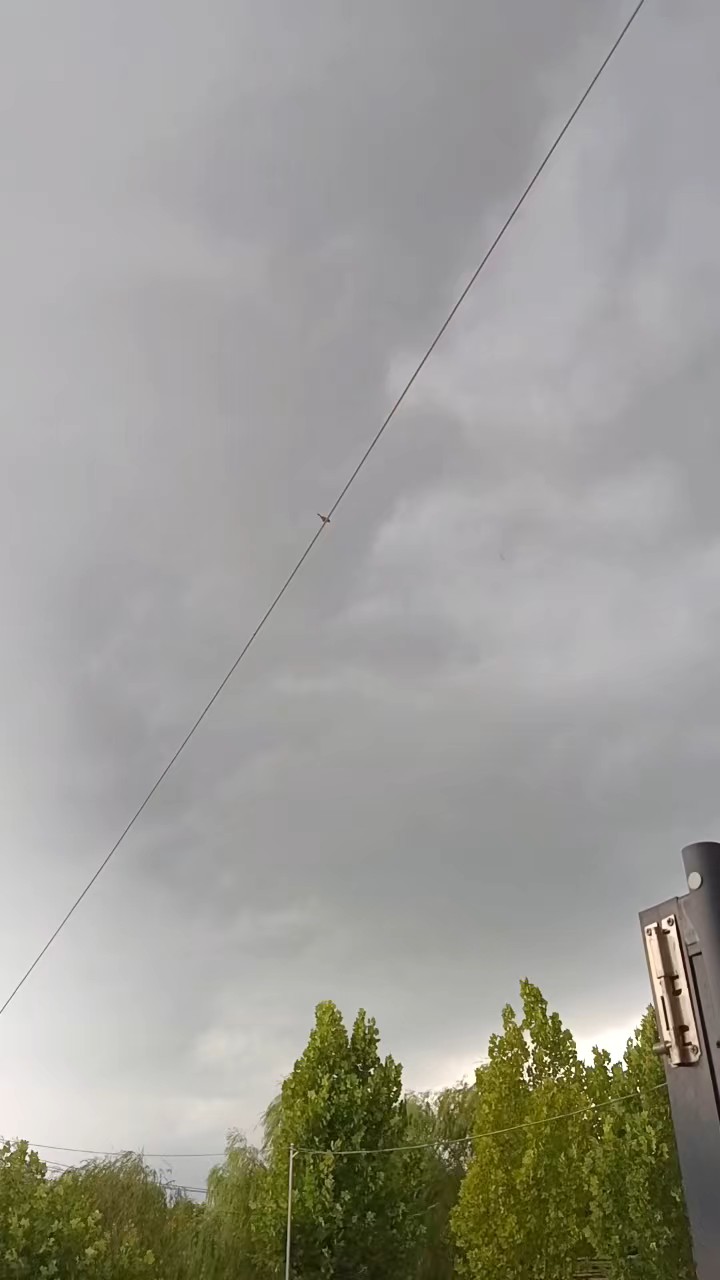 黑压压的云，雨要来