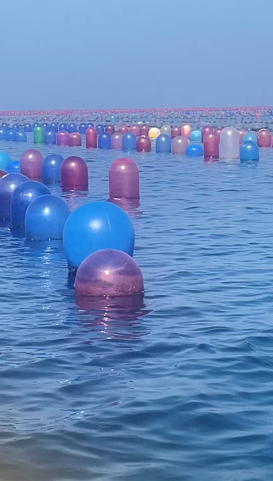 海上一眼望不到边的五彩塑料泡是啥？那让大神告诉你~养殖海浮漂