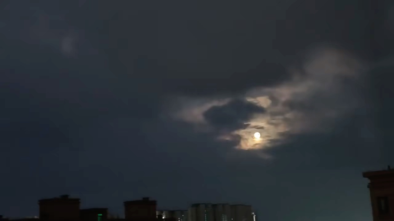 清晨的月亮，是夜写给白昼的最后一封情书，截获送给你.刘继红拍