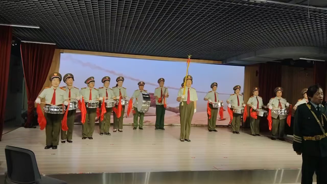昨天下午，在人防商城举行的庆八一节建军节活动文艺汇演。