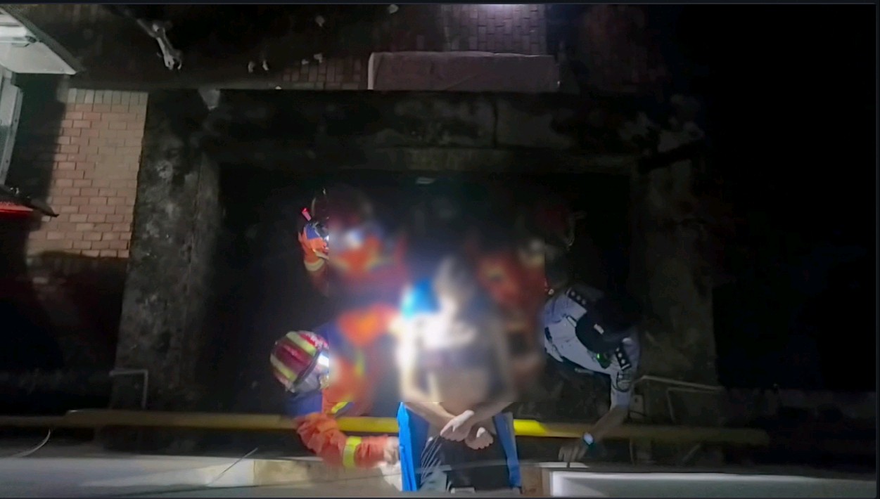 果然视频|男子不慎坠楼被困二层平台，消防员利用担架将其转移