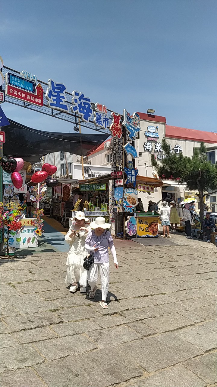 海风捎来盛夏热浪，滚烫的不只是天气，还有火炬八街。