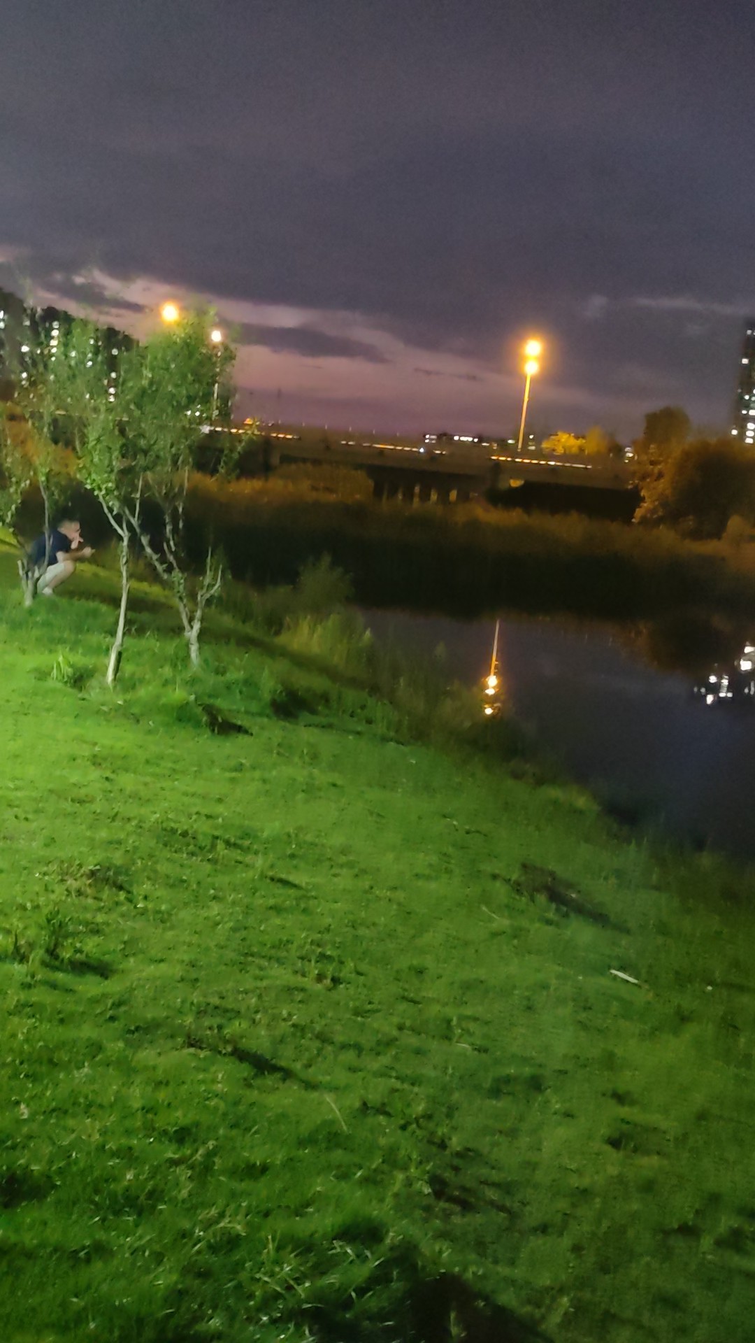 夏日夜晚的韩仓河边，灯火辉煌夜景很美