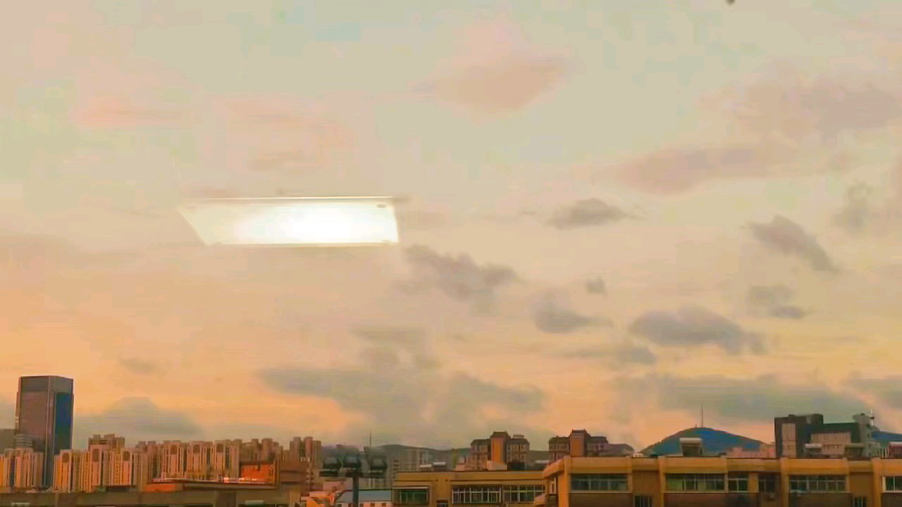窗外的风景:晨阳升起的那一刻，彩云飞渡，令人陶醉。