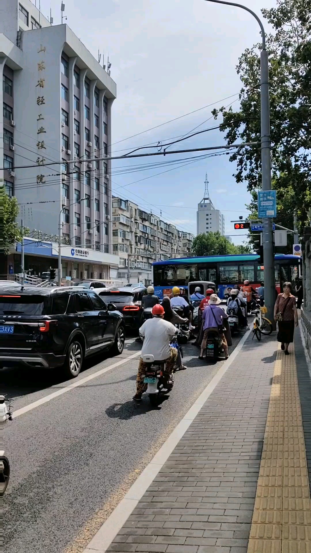 燕子山路看蓝天，白云朵朵热浪翻，又是无雨大热天。