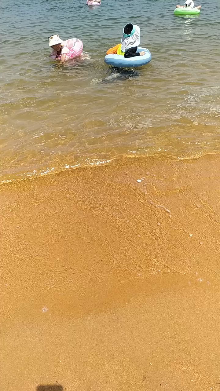 海水能解三伏暑，沙滩可乐半日闲。