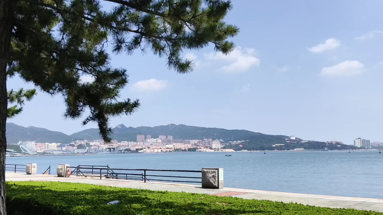 沧海环孤屿，烽烟旧迹留。
凭栏追往事，碧水照千秋。