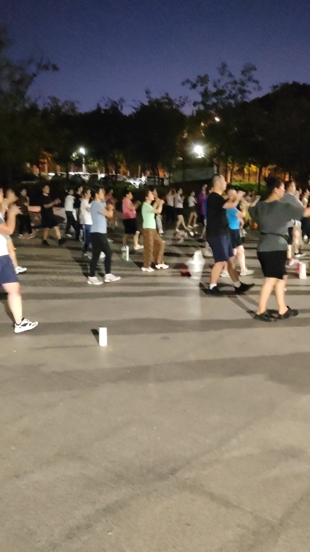 炎热的夏夜，广场舞爱好者在韩仓河广场上载歌载舞汗流浃背