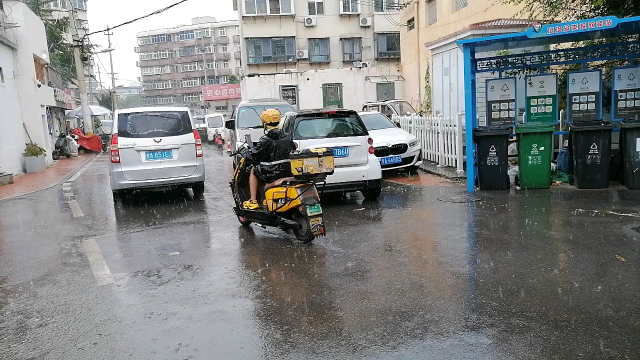 突来的一场大雨。