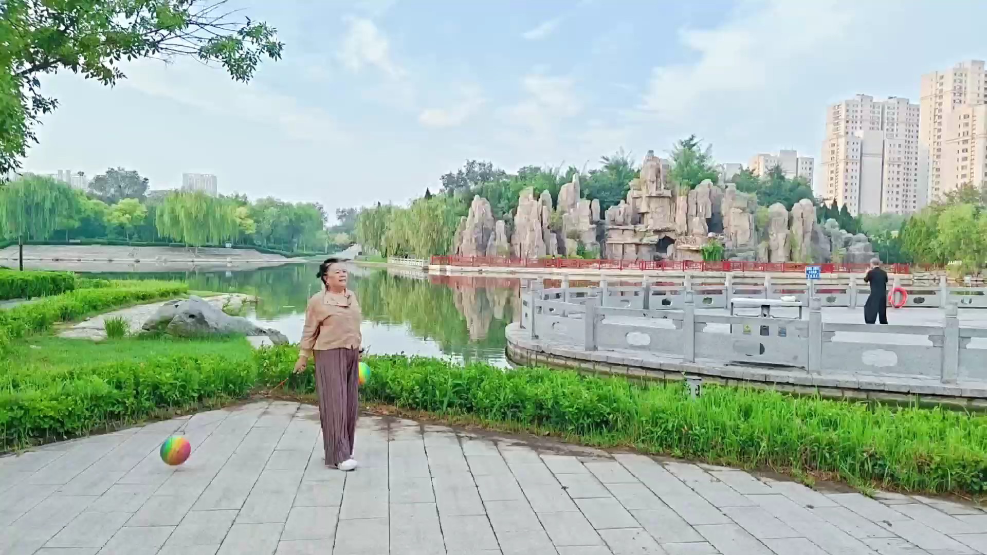 济北公园，手甩健身球，协调全身，甩掉酸痛，留下健康/张成友