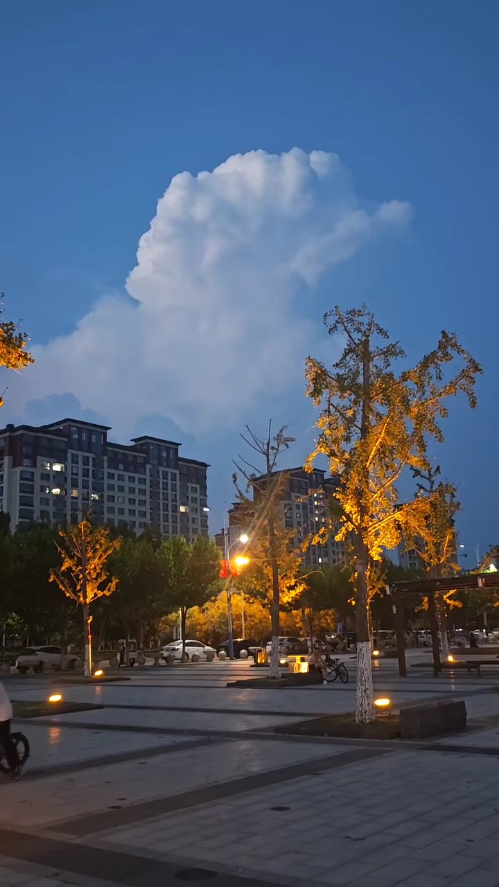 壹友北辰澹渊发来视频，菏泽又下雨啦，让烈日下的我好羡慕啊
