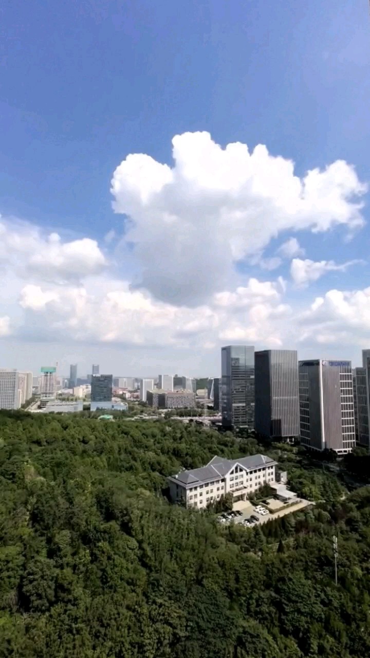 蓝天白云随风飘，这股风，吹出来的感觉可大不一样！