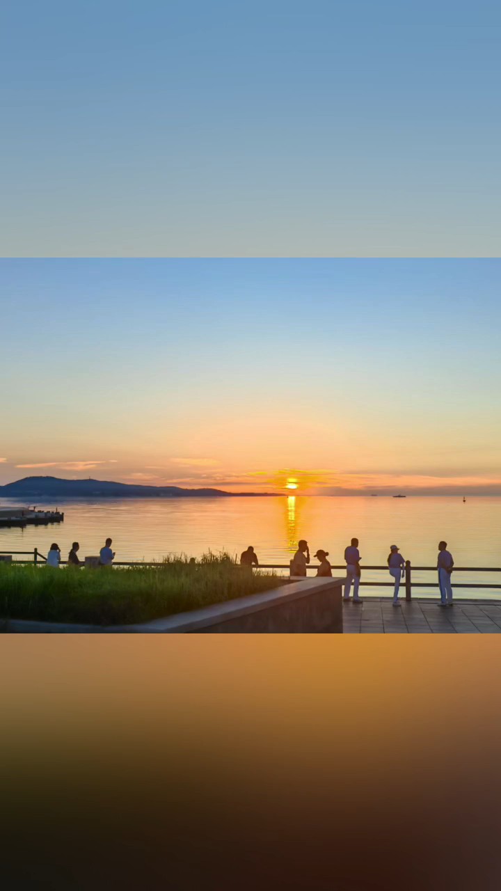 朝旭浮海铺金浪，轻舟划碎曙云天。