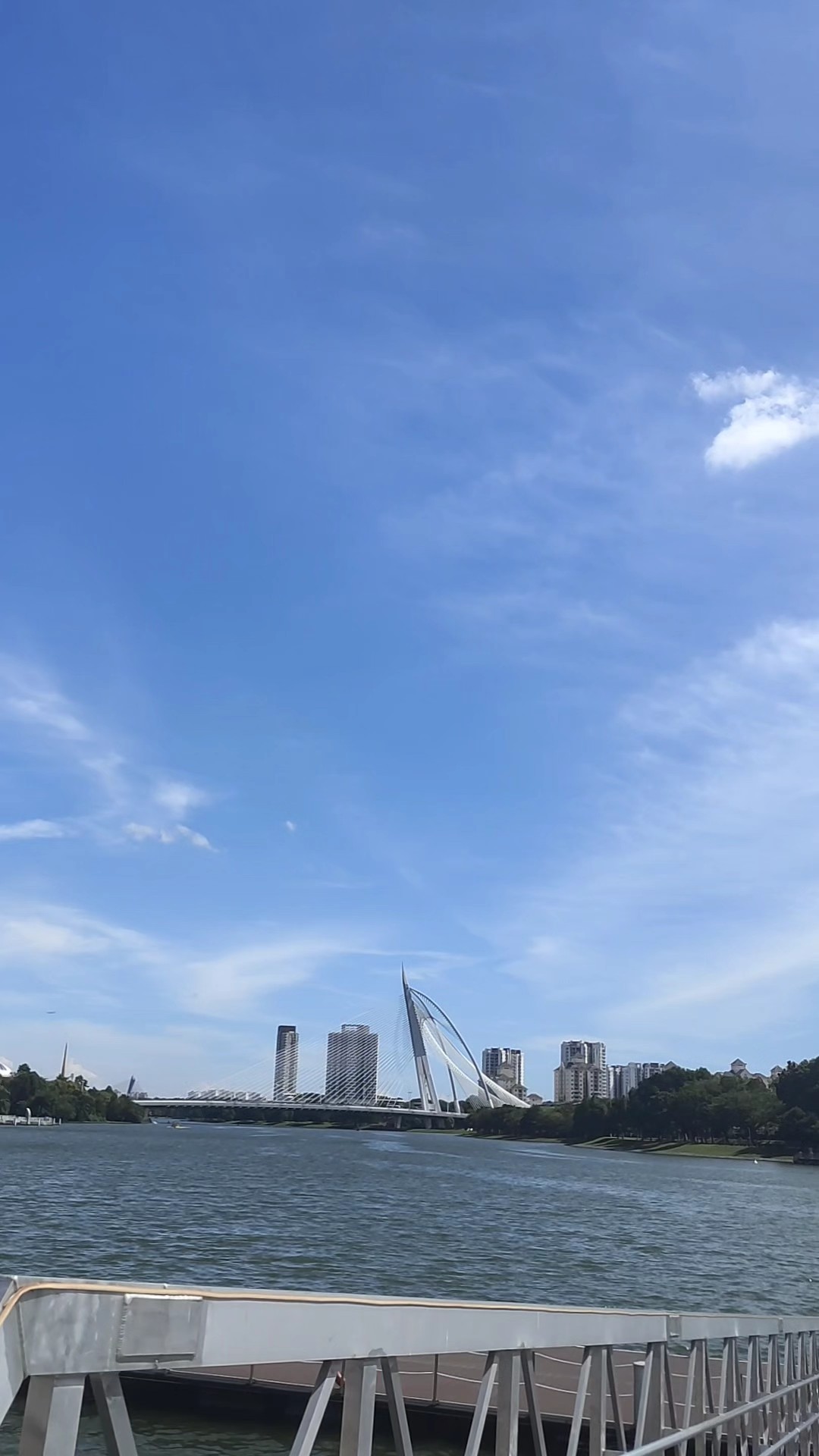 天光云影共徘徊，爽风凉气钻怀来