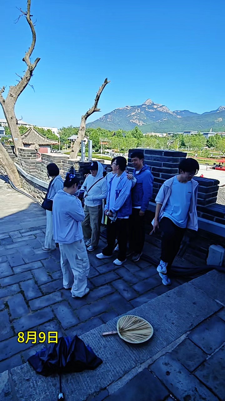 立秋节气后，岱庙后载门墙上远眺泰山之美