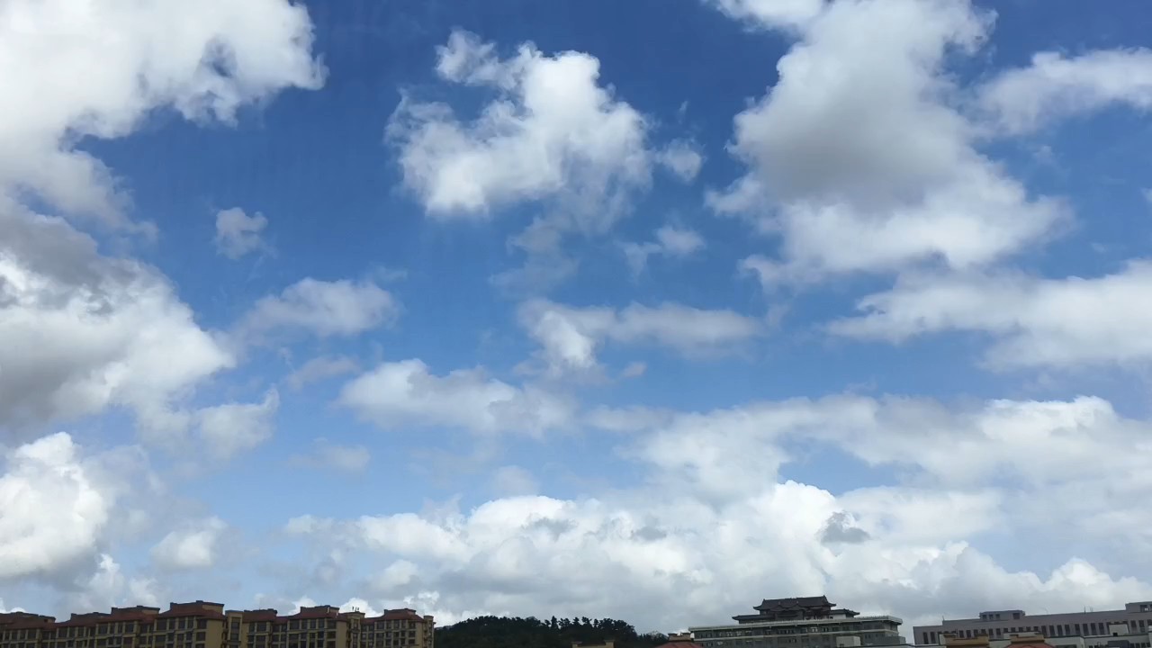 碧空浮絮云，楼宇揽清氛。心随长风远，尘烦皆不存。