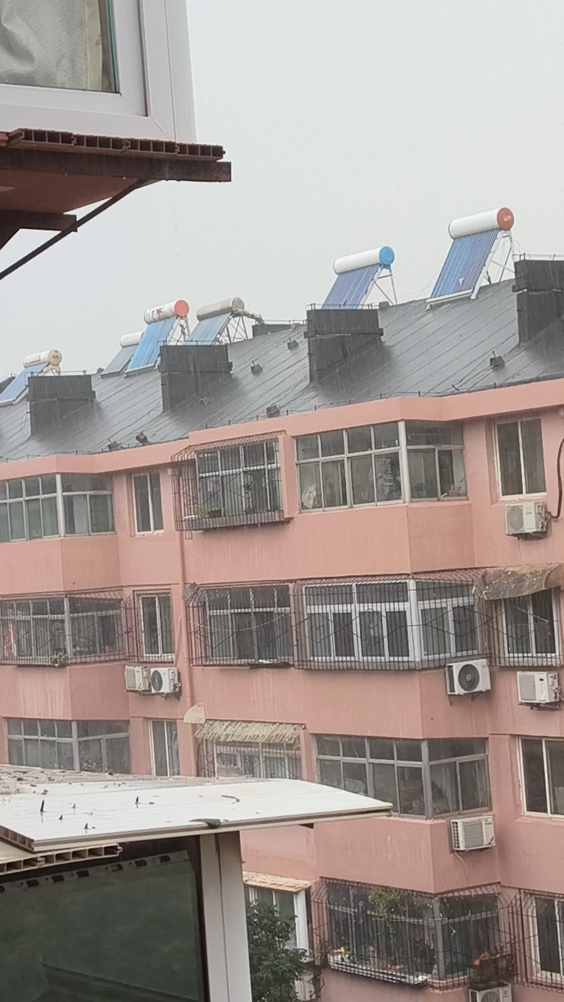忽然倾盆大雨