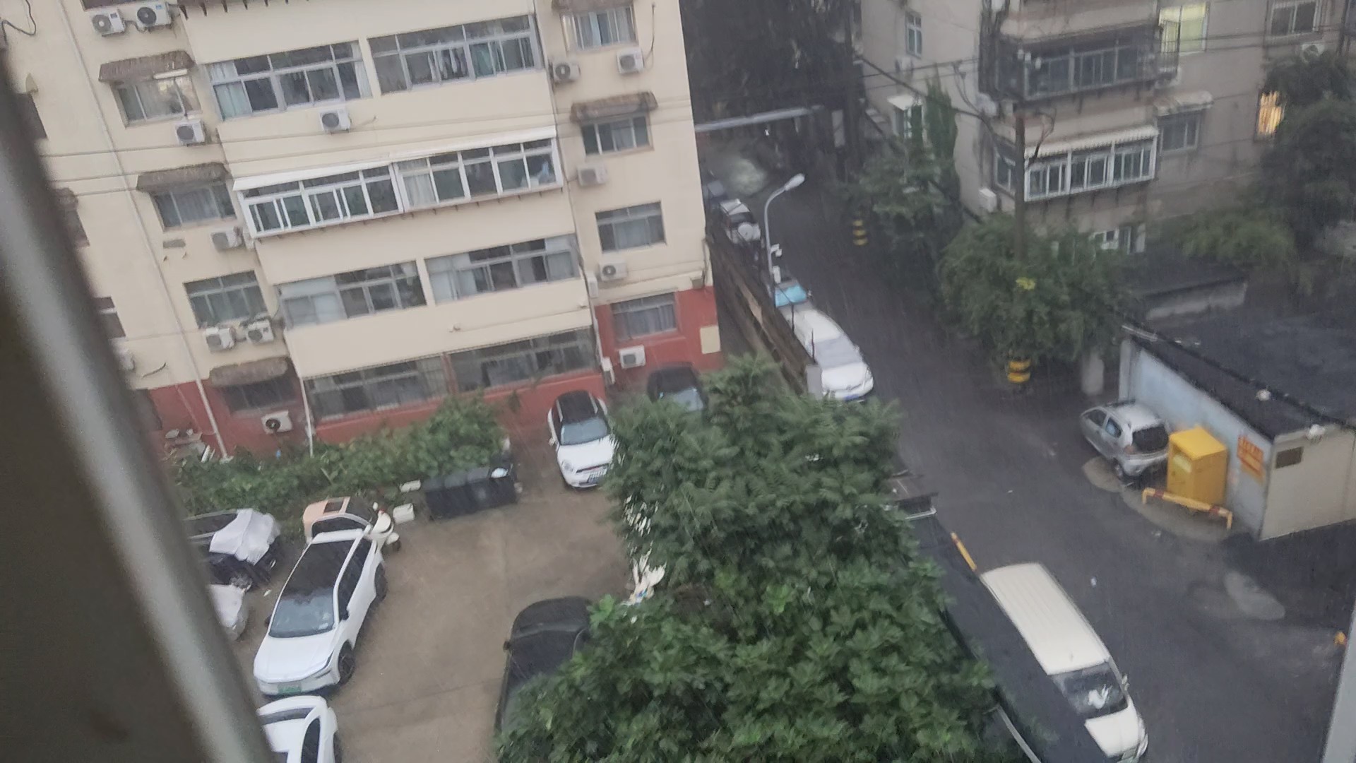 出行人员注意了，济南傍晚下了两场突如其来的大雨，路上注意安全