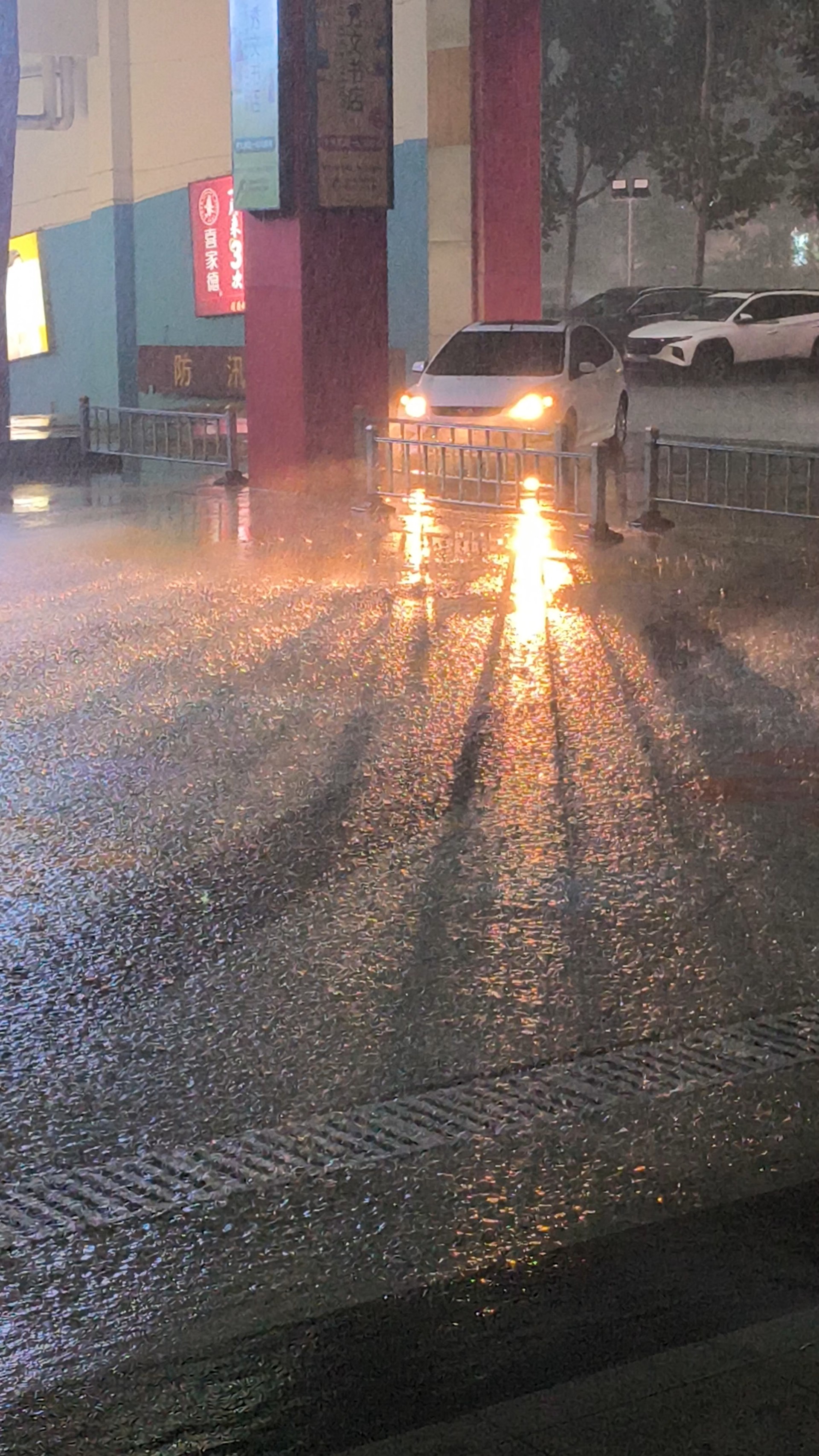 瓢泼大雨……
