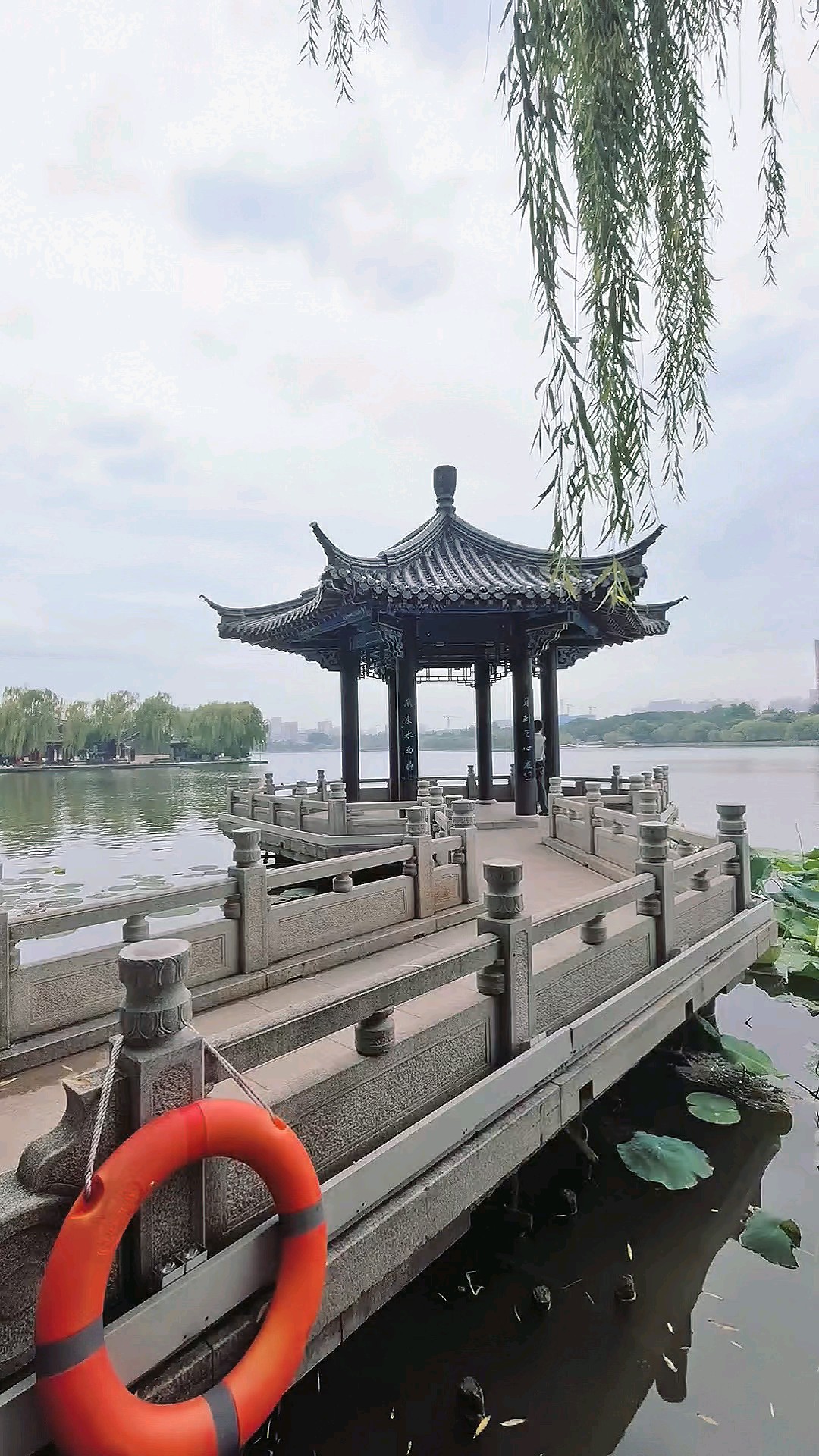 “月到天心处，风来水面时。”〖天心水面亭〗