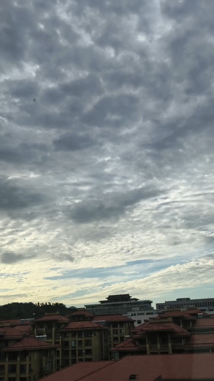 傍晚天空云做主，层峦漫卷揽清秋。