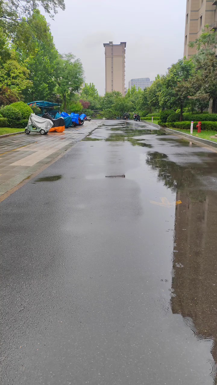 一场秋雨一场寒，一份惦记暖心间天气渐凉注意保暖身体健康最重要