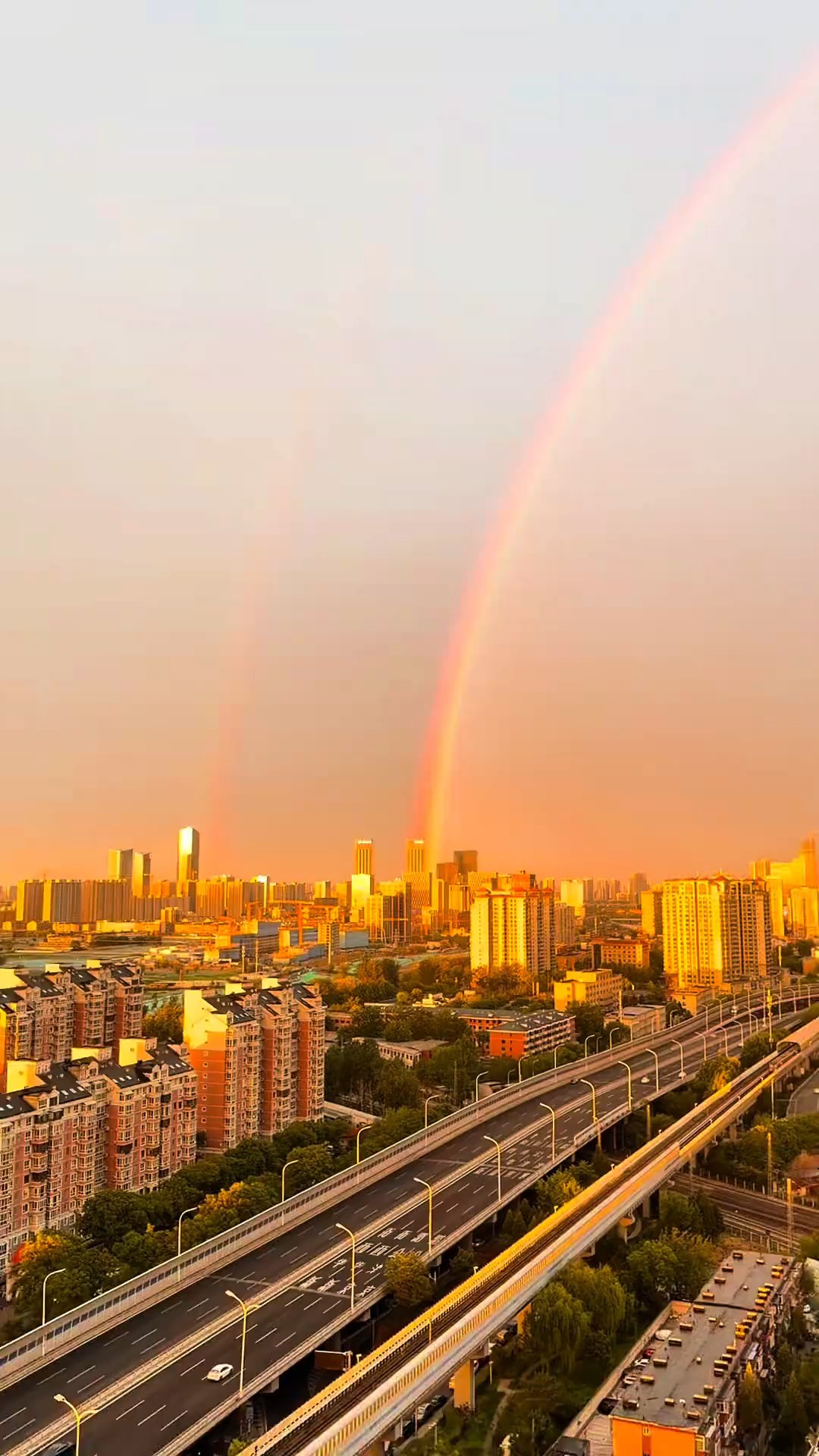 北京雨后迎来最惊艳双彩虹，听说见者得好运