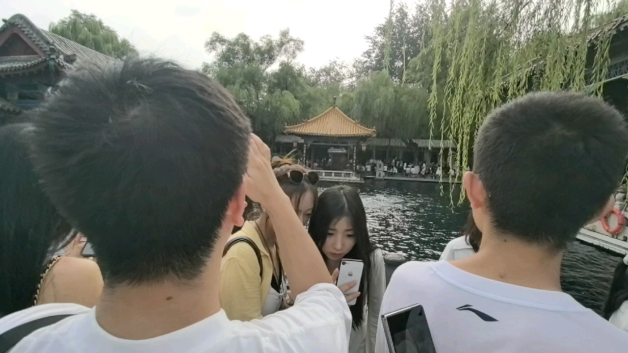 夏日趵突泉，游客打卡“顶流”，“趵突腾空”天然清凉，人气火爆