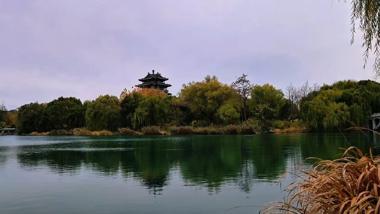 初秋时节，阴雨不断，清晨的大明湖风光旖旎的令人陶醉。