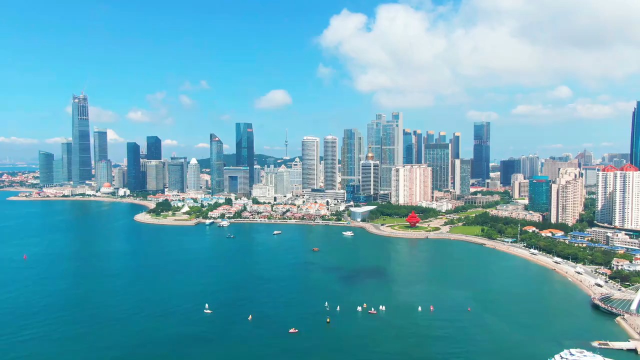 青岛这座滨海城市很舒服，海风清爽，散步栈桥看海心情特别放松