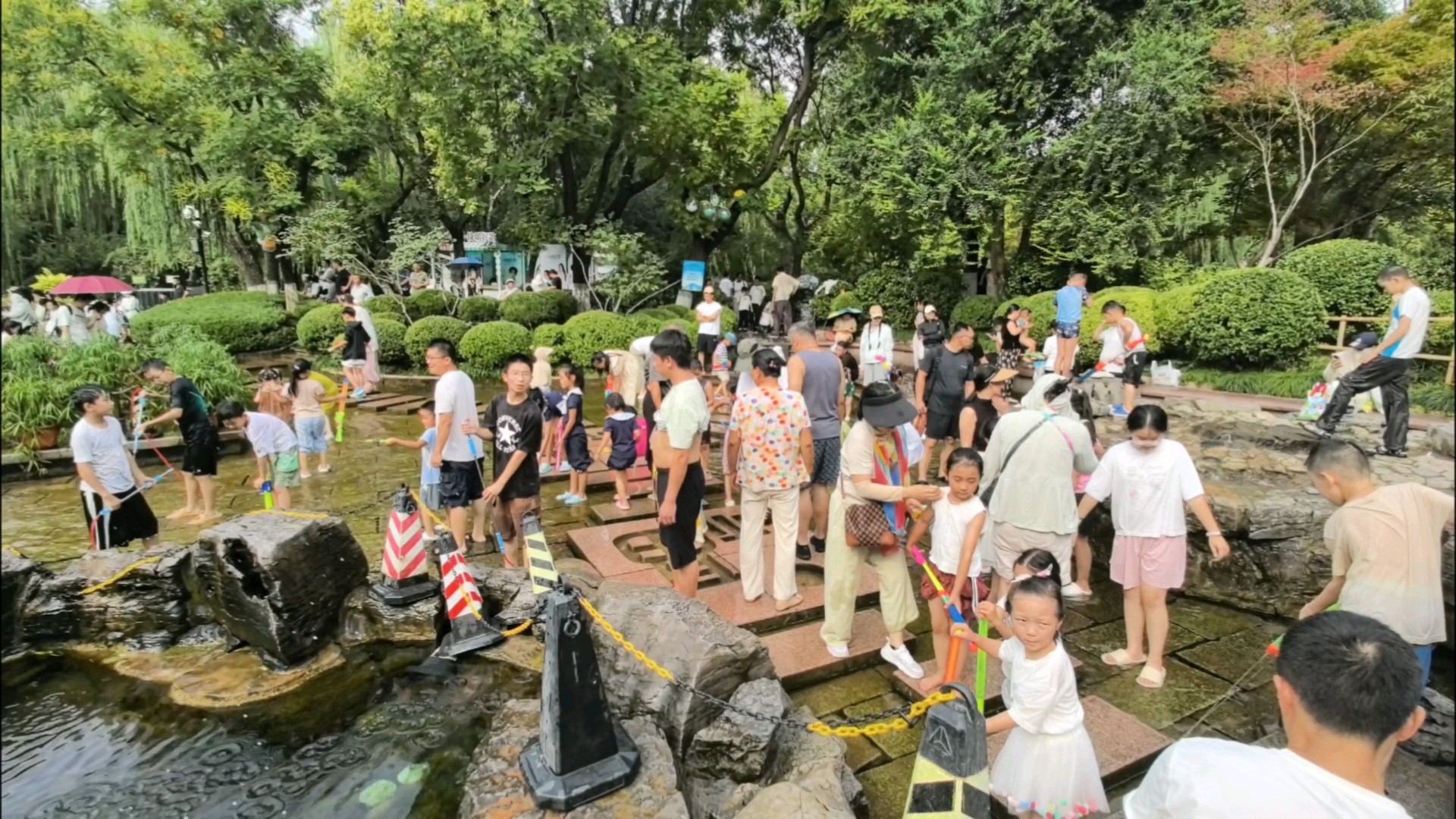 五龙潭“清泉石上流”是打水仗的“王牌”，安全又清凉！