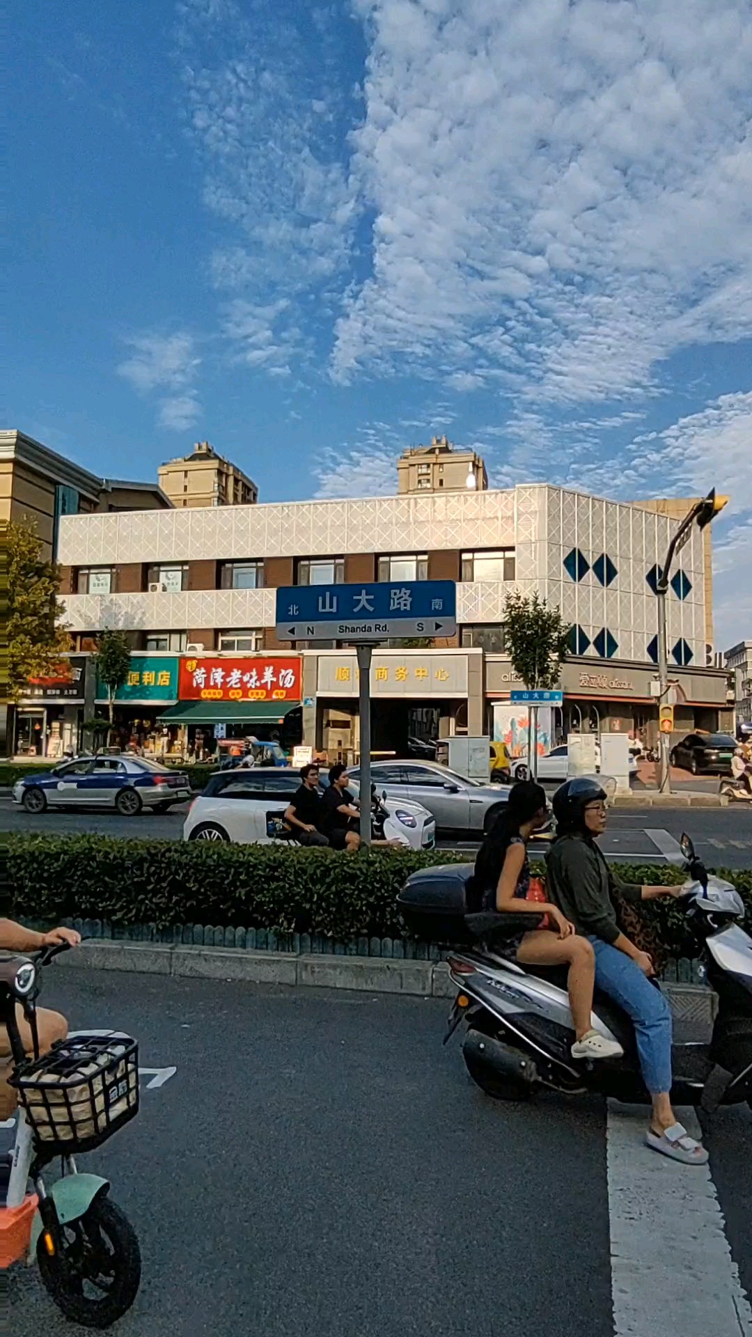 周四下午五点半，山大路上，蓝天白云如浪翻。八月十三日。