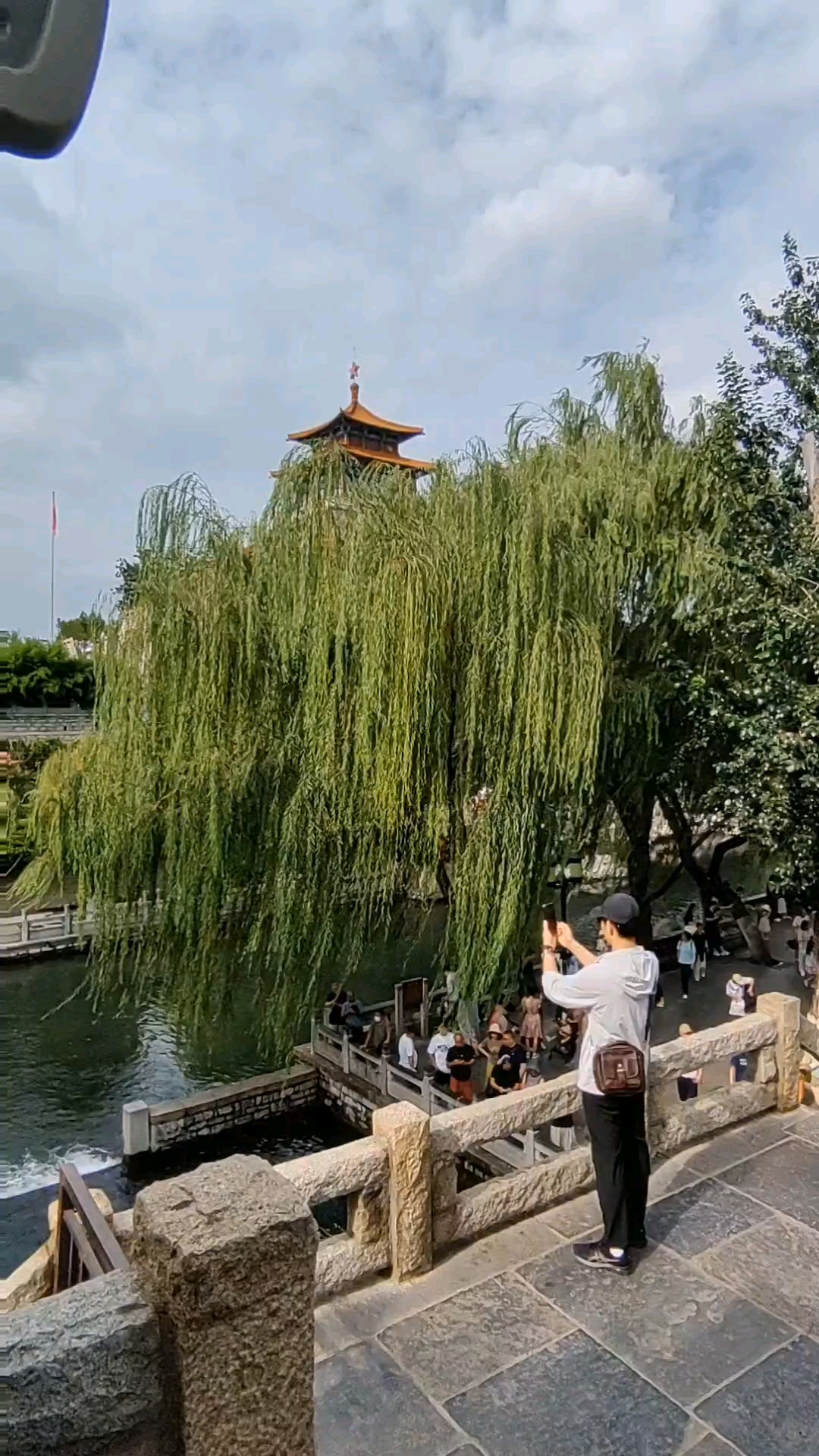 明代黑虎庙，现代虎泉阁。
府视三股水，面对解放阁。
