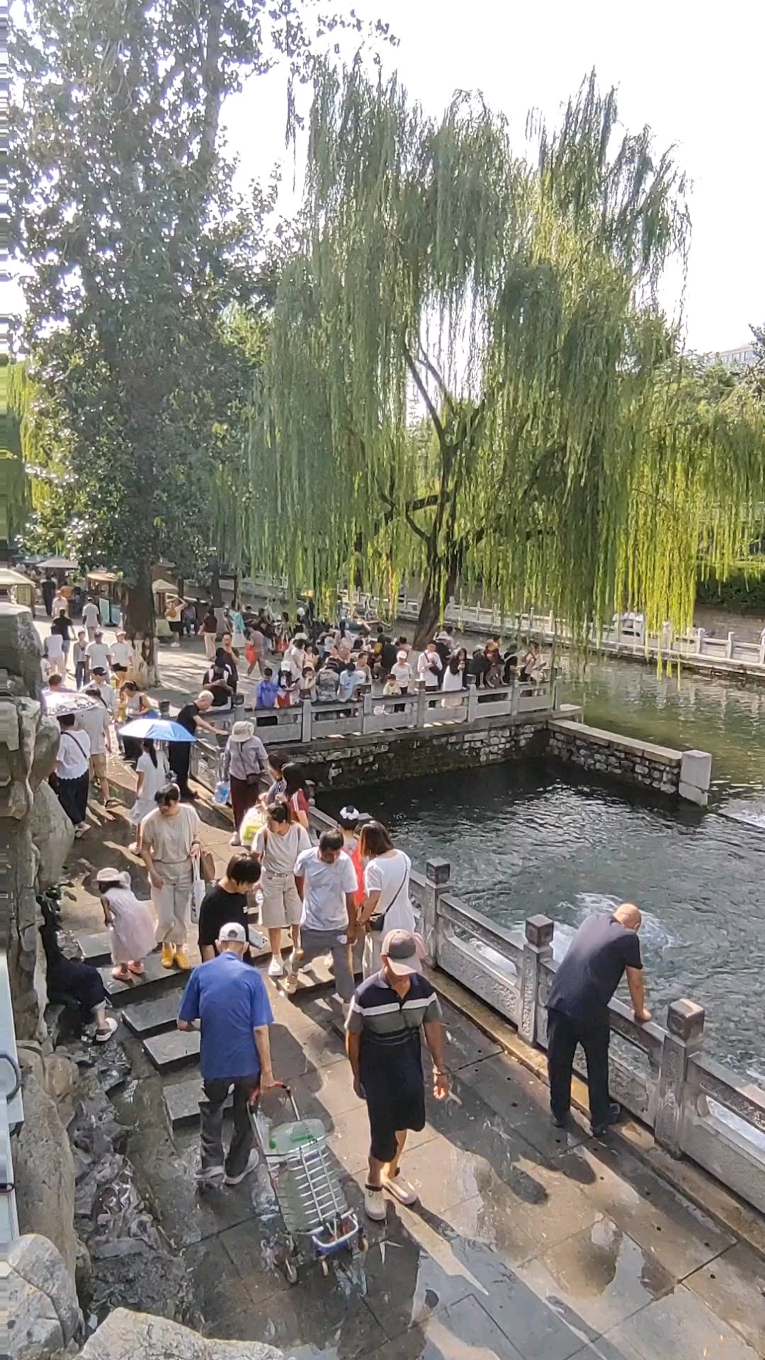 人山人海黑虎泉，泉流石板在身前，手捧泉水入口甜。八月十四日。